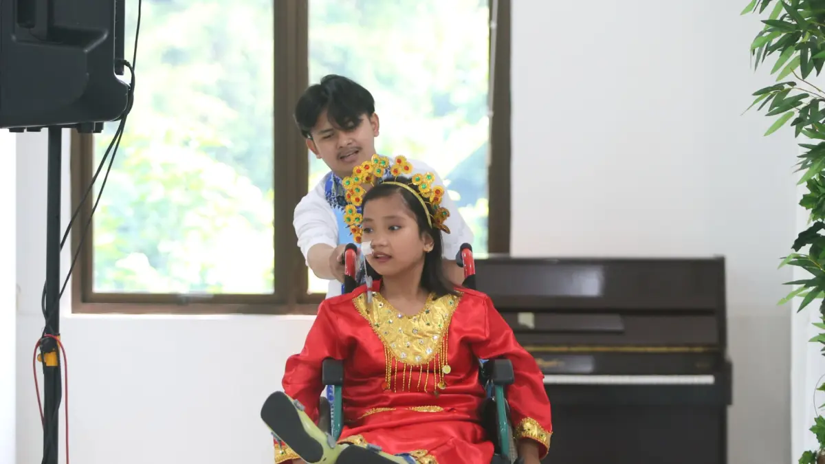 Siswa berkebutuhan khusus tampil pada lomba peragaan busana memperingati hari kartini di sekolah, Jakarta, Selasa (21/4/2026). (Dery Ridwansah/ JawaPos.com)