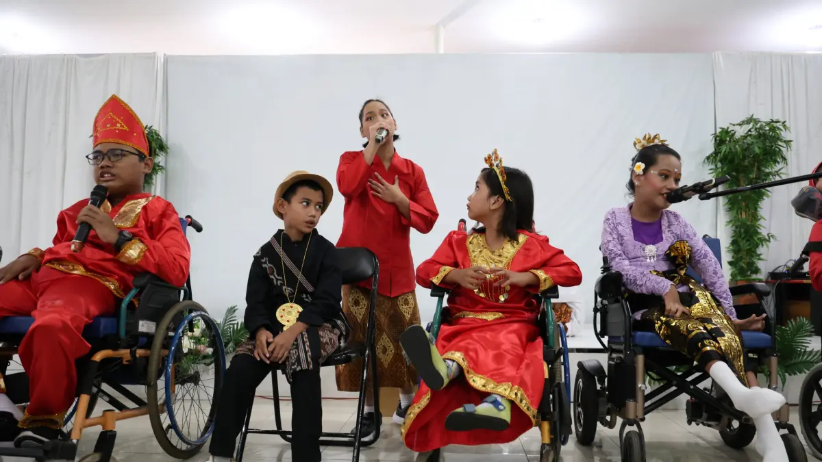 Siswa berkebutuhan khusus tampil pada lomba peragaan busana memperingati hari kartini di sekolah, Jakarta, Selasa (21/4/2026). (Dery Ridwansah/ JawaPos.com)
