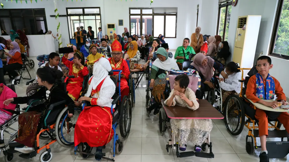 Siswa berkebutuhan khusus tampil pada lomba peragaan busana memperingati hari kartini di sekolah, Jakarta, Selasa (21/4/2026). (Dery Ridwansah/ JawaPos.com)