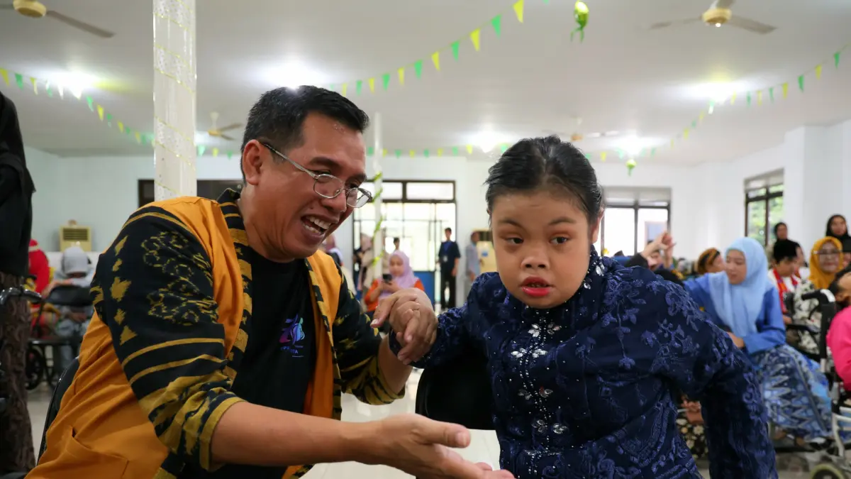 Siswa berkebutuhan khusus tampil pada lomba peragaan busana memperingati hari kartini di sekolah, Jakarta, Selasa (21/4/2026). (Dery Ridwansah/ JawaPos.com)