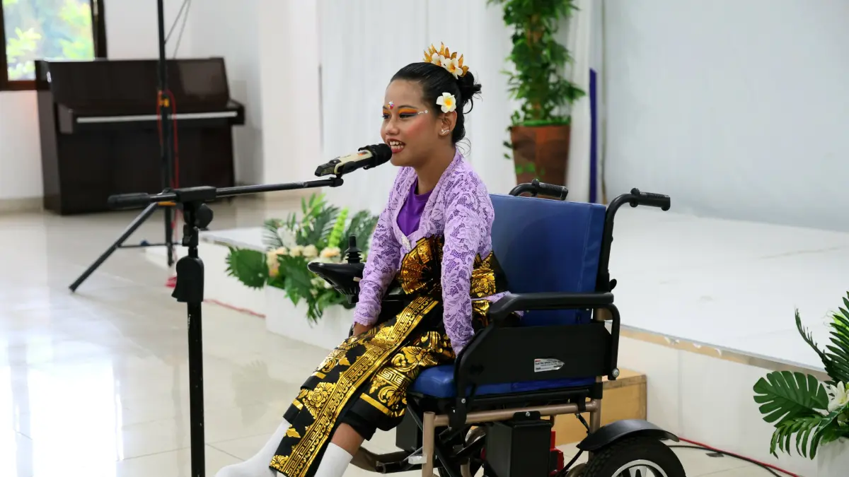 Siswa berkebutuhan khusus tampil pada lomba peragaan busana memperingati hari kartini di sekolah, Jakarta, Selasa (21/4/2026). (Dery Ridwansah/ JawaPos.com)