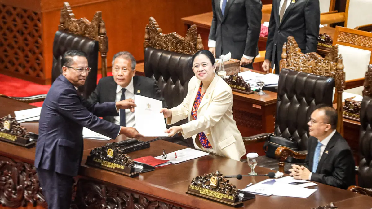 Menteri Hukum Supratman Andi Agtas (kiri) menyerahkan berkas pandangan pemerintah RUU PPRT kepada Ketua DPR RI Puan Maharani (kedua kanan) pada rapat paripurna ke-17 masa persidangan IV tahun sidang 2025-2026 Kompleks Parlemen, Senayan, Jakarta, Selasa (2