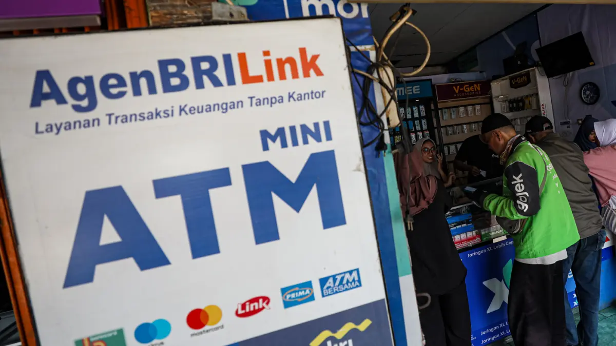Agen melayani nasabah melakukan transaksi keuangan di salah satu agen BriLink, Depok, Jawa Barat, Senin (20/4/2026). (Salman Toyibi/Jawa Pos)