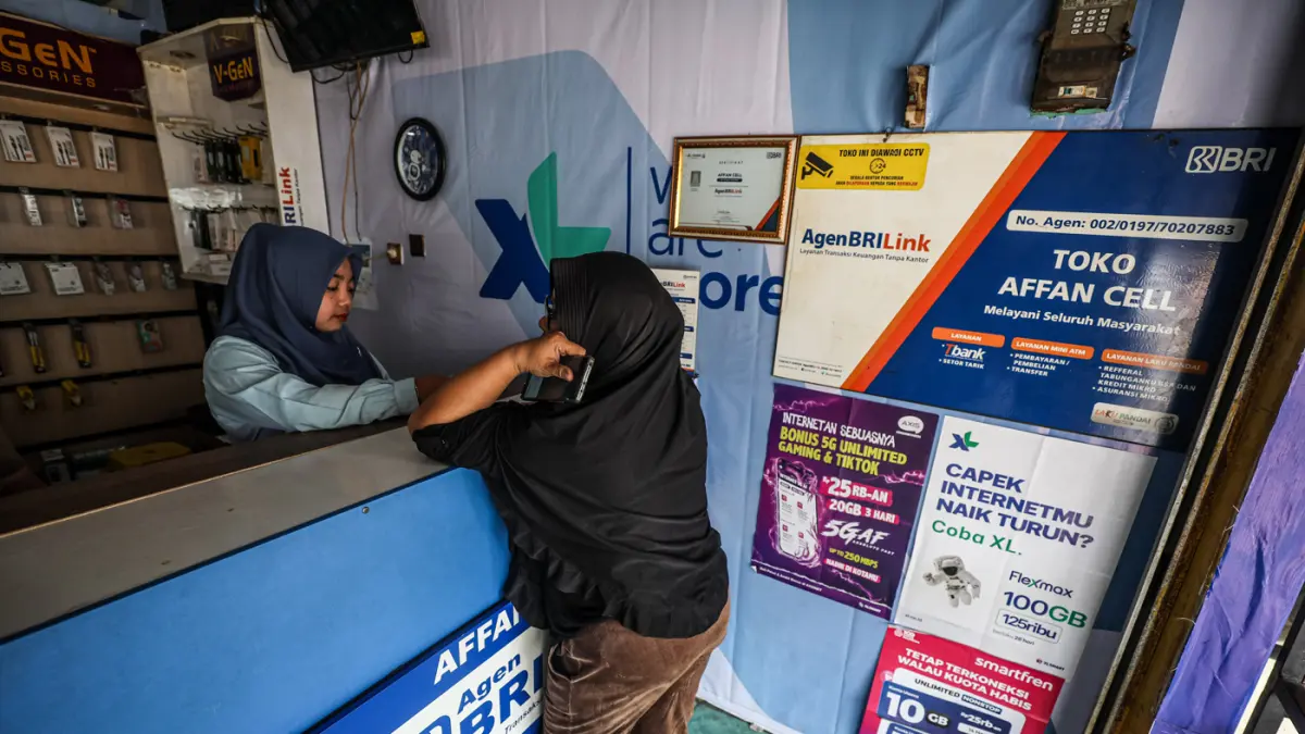 Agen melayani nasabah melakukan transaksi keuangan di salah satu agen BriLink, Depok, Jawa Barat, Senin (20/4/2026). (Salman Toyibi/Jawa Pos)