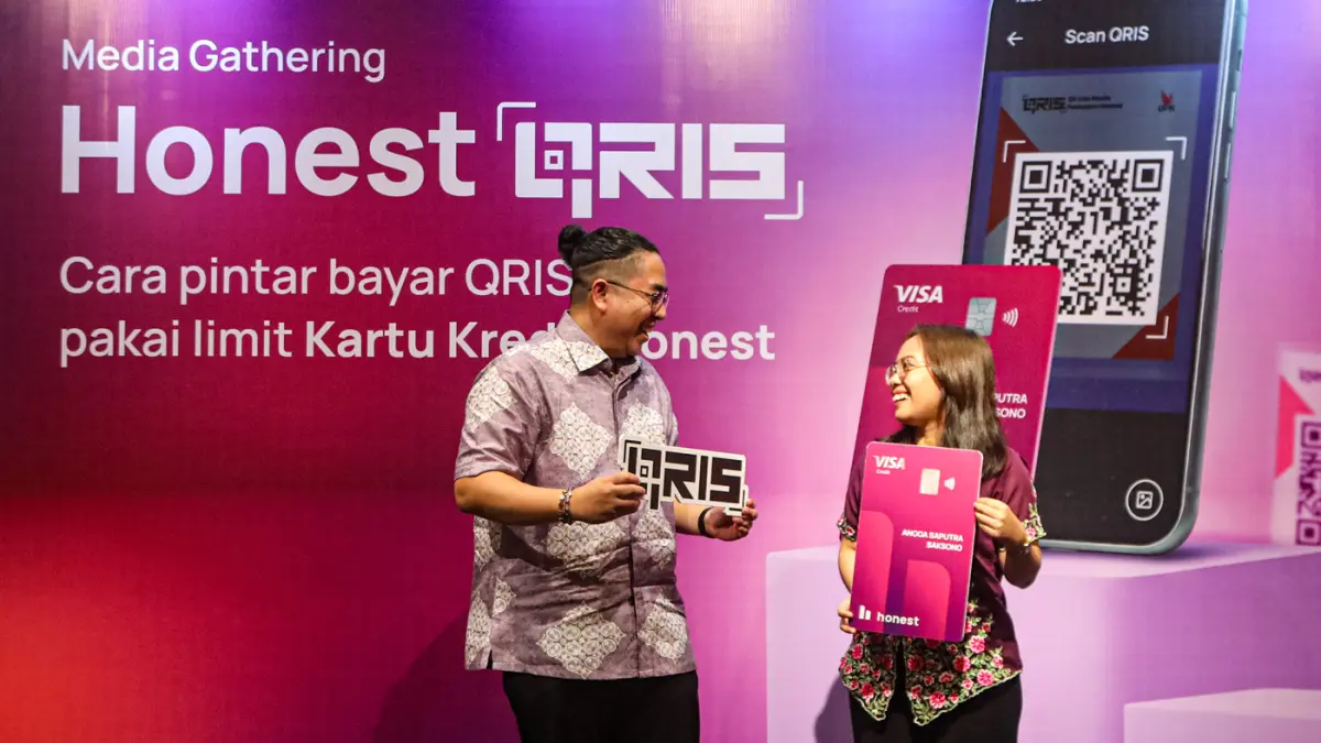 Director of Operations Honest Panji Puntadewa (kiri) berbincang dengan Director of Compliance Honest Chiristin Hutabarat (kanan) disela peluncuran fitur pembayaran QRIS Merchant Presented Mode (MPM) di Jakarta, Selasa (21/4/2026). (Salman Toyibi/Jawa Pos)