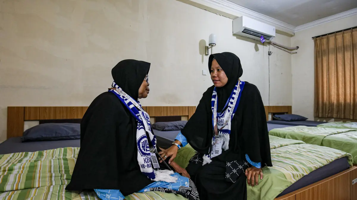 Jamaah calon haji di Asrama Haji Pondok Gede, Jakarta, Selasa (21/4/2026). (Salman Toyibi/Jawa Pos)