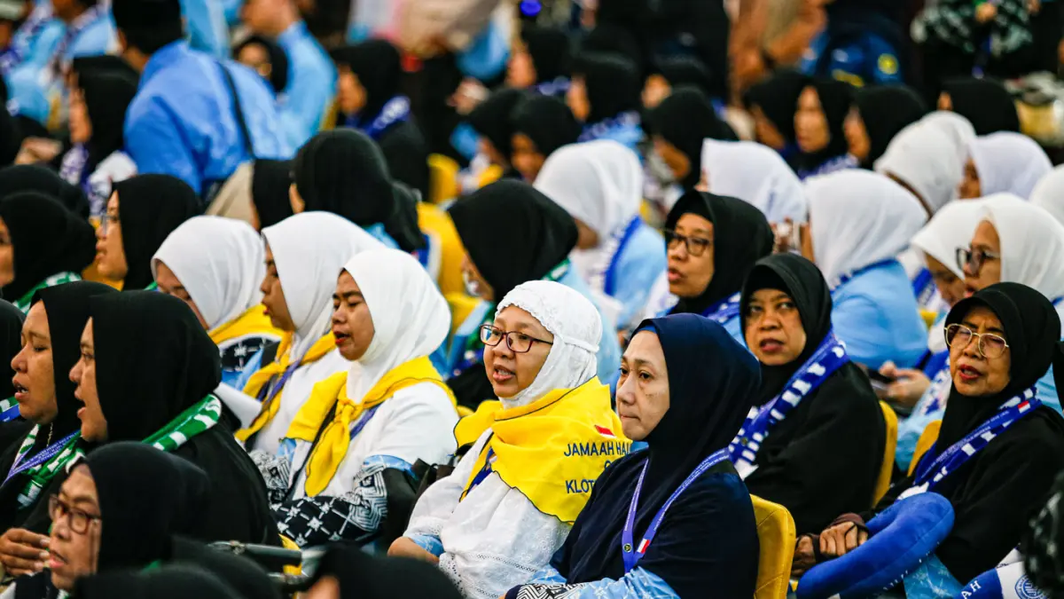 Jamaah calon haji di Asrama Haji Pondok Gede, Jakarta, Selasa (21/4/2026). (Salman Toyibi/Jawa Pos)