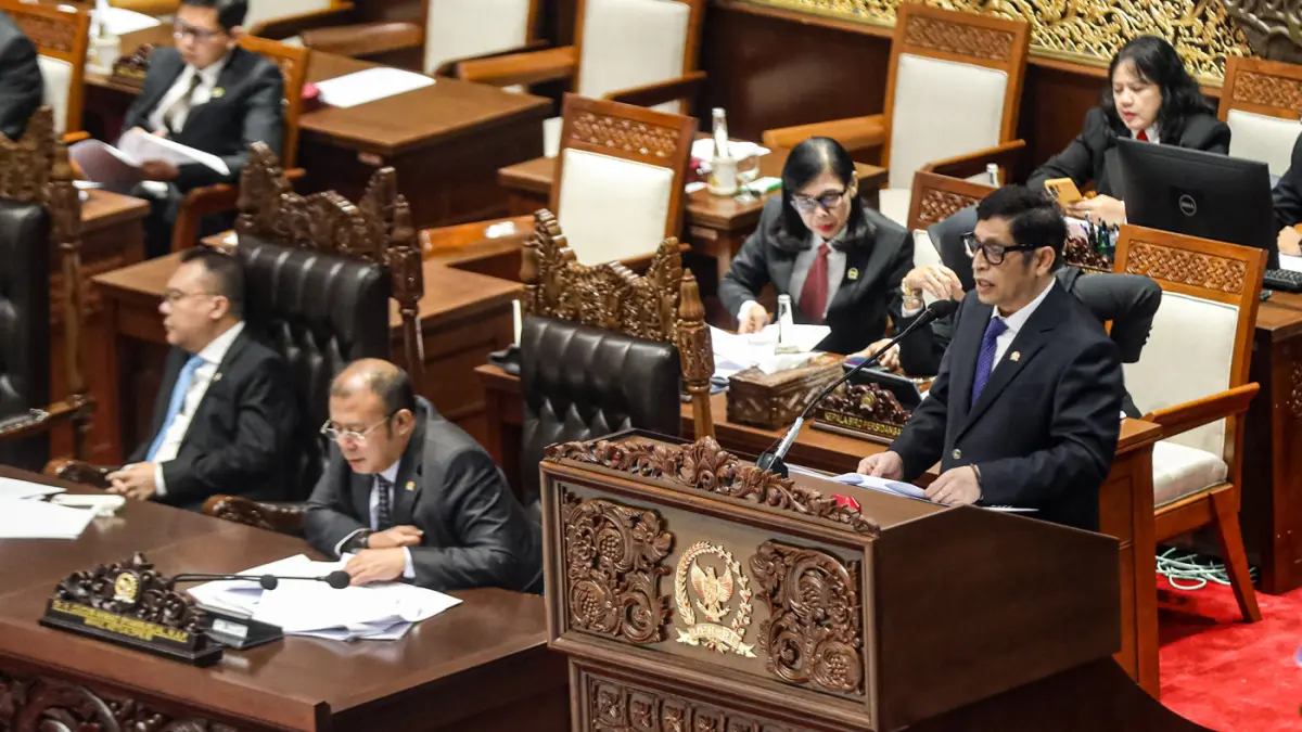 Ketua Badan Legislasi (Baleg) DPR RI Bob Hasan membacakan hasil pembahasan RUU PPRT pada rapat paripurna ke-17 masa persidangan IV tahun sidang 2025-2026 Kompleks Parlemen, Senayan, Jakarta, Selasa (21/4/2026). (Salman Toyibi/Jawa Pos)