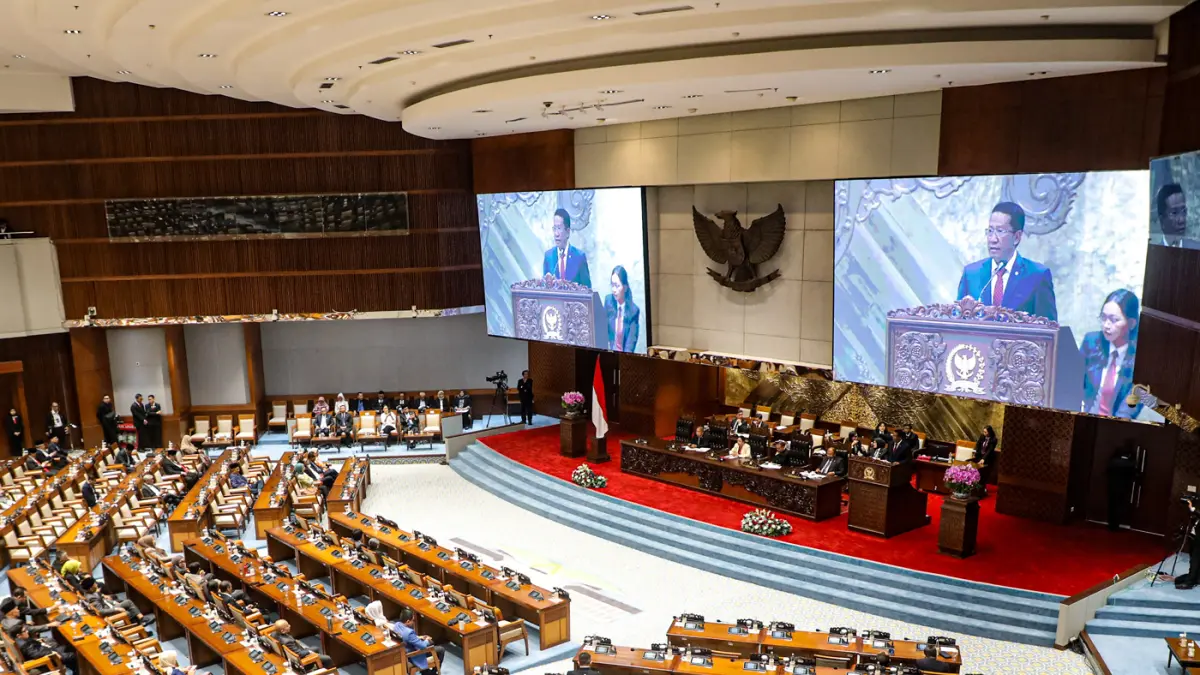Menteri Hukum Supratman Andi Agtas membacakan pandangan pemerintah terhadap RUU PPRT pada rapat paripurna ke-17 masa persidangan IV tahun sidang 2025-2026 Kompleks Parlemen, Senayan, Jakarta, Selasa (21/4/2026). (Salman Toyibi/Jawa Pos)
