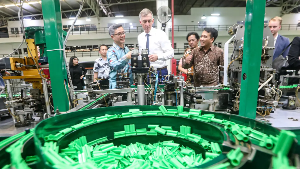 Managing Director PT Faber-Castell International Indonesia Yandramin Halim (kiri) berbincang dengan Duta Besar Jerman untuk Indonesia Ralf Beste (tengah) dan Factory Manager Faber-Castell International Indonesia Asep R. Susanto (kanan) saat meninjau pabri