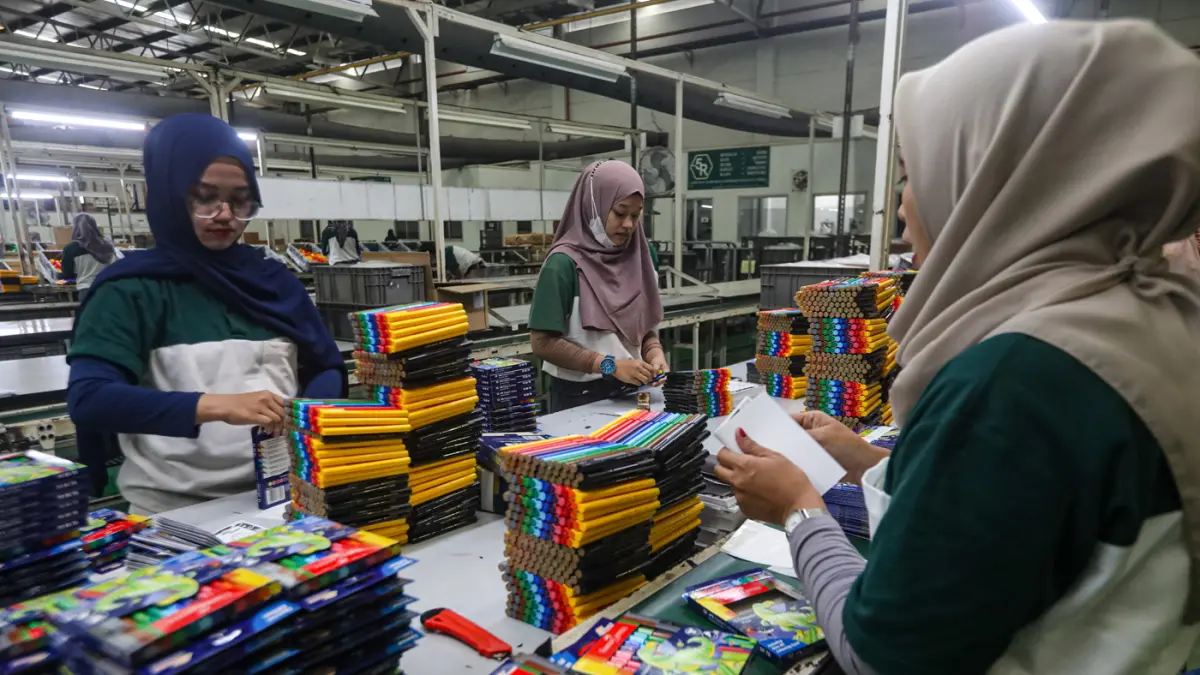 Pekerja beraktivitas di pabrik marker Faber-Castell, Bekasi, Jawa Barat, Senin (20/4/2026). (Salman Toyibi/Jawa Pos)
