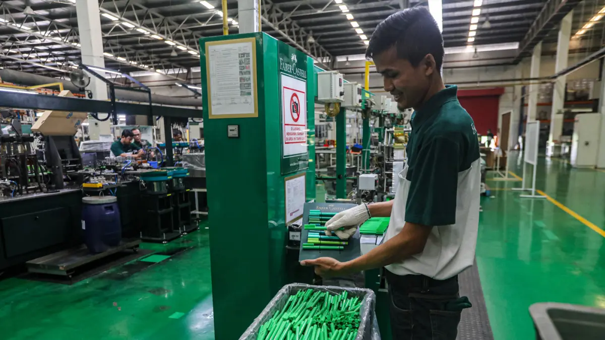 Pekerja beraktivitas di pabrik marker Faber-Castell, Bekasi, Jawa Barat, Senin (20/4/2026). (Salman Toyibi/Jawa Pos)