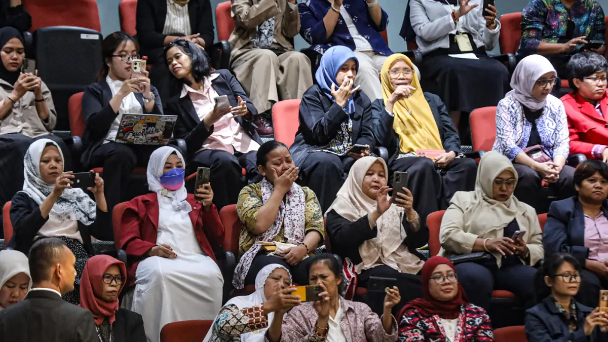 Perwakilan Jaringan Nasional Advokasi Pekerja Rumah Tangga (JALA PRT) mengikuti rapat paripurna ke-17 masa persidangan IV tahun sidang 2025-2026 Kompleks Parlemen, Senayan, Jakarta, Selasa (21/4/2026). (Salman Toyibi/Jawa Pos)