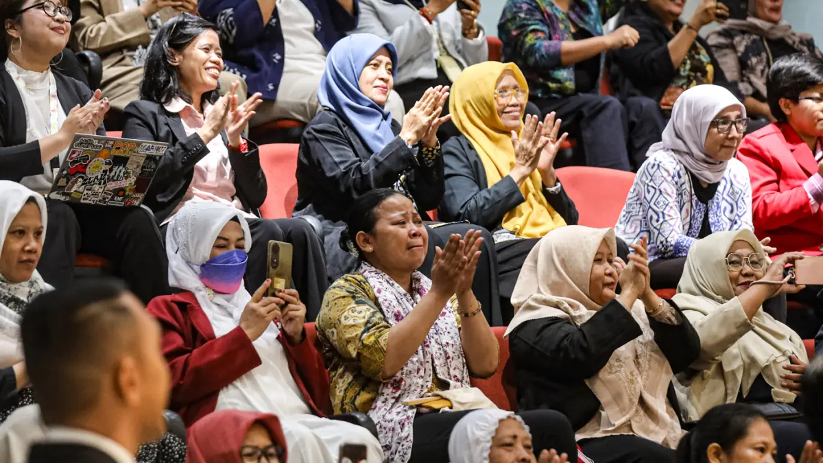 Perwakilan Jaringan Nasional Advokasi Pekerja Rumah Tangga (JALA PRT) mengikuti rapat paripurna ke-17 masa persidangan IV tahun sidang 2025-2026 Kompleks Parlemen, Senayan, Jakarta, Selasa (21/4/2026). (Salman Toyibi/Jawa Pos)