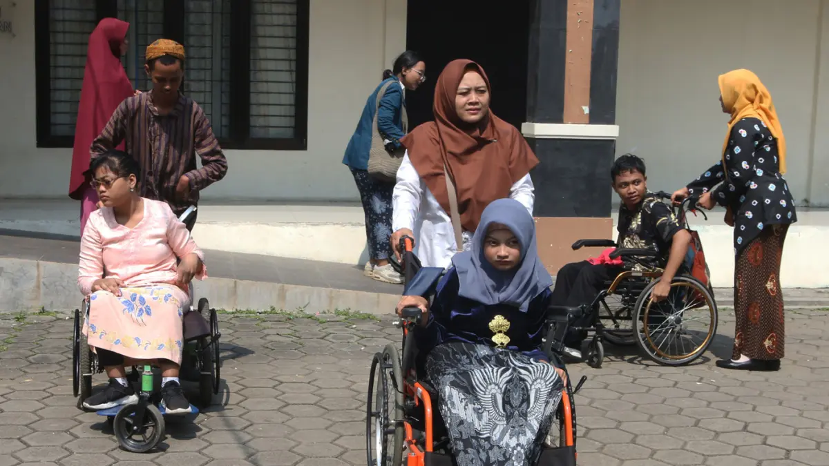 Peserta penyandang disabilitas mempraktikkan cara merias wajah dan Mempraktikkan cara seni melipat kain dalam giat loka karya di SLB Negeri Kota Semarang, Jawa Tengah, Selasa (21/4/2026). (Nur Chamim/Jawa Pos Radar Semarang)