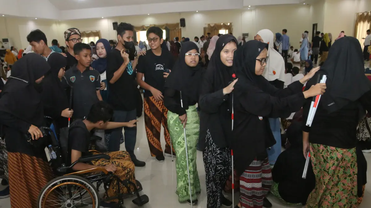 Peserta penyandang disabilitas mempraktikkan cara merias wajah dan Mempraktikkan cara seni melipat kain dalam giat loka karya di SLB Negeri Kota Semarang, Jawa Tengah, Selasa (21/4/2026). (Nur Chamim/Jawa Pos Radar Semarang)