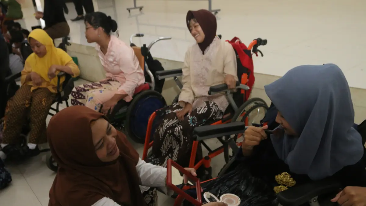 Peserta penyandang disabilitas mempraktikkan cara merias wajah dan Mempraktikkan cara seni melipat kain dalam giat loka karya di SLB Negeri Kota Semarang, Jawa Tengah, Selasa (21/4/2026). (Nur Chamim/Jawa Pos Radar Semarang)