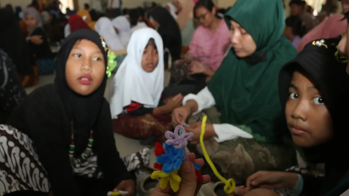Peserta penyandang disabilitas mempraktikkan cara merias wajah dan Mempraktikkan cara seni melipat kain dalam giat loka karya di SLB Negeri Kota Semarang, Jawa Tengah, Selasa (21/4/2026). (Nur Chamim/Jawa Pos Radar Semarang)