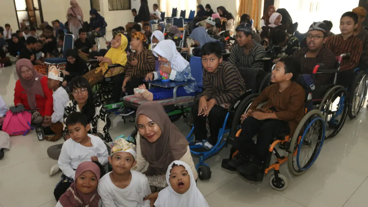 Peserta penyandang disabilitas mempraktikkan cara merias wajah dan Mempraktikkan cara seni melipat kain dalam giat loka karya di SLB Negeri Kota Semarang, Jawa Tengah, Selasa (21/4/2026). (Nur Chamim/Jawa Pos Radar Semarang)
