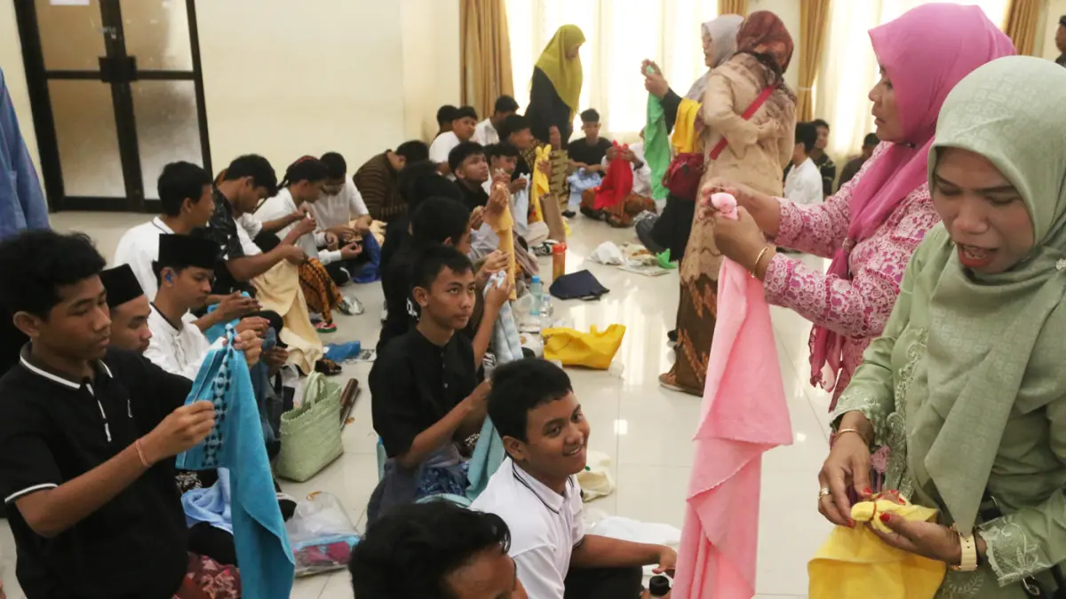 Peserta penyandang disabilitas mempraktikkan cara merias wajah dan Mempraktikkan cara seni melipat kain dalam giat loka karya di SLB Negeri Kota Semarang, Jawa Tengah, Selasa (21/4/2026). (Nur Chamim/Jawa Pos Radar Semarang)
