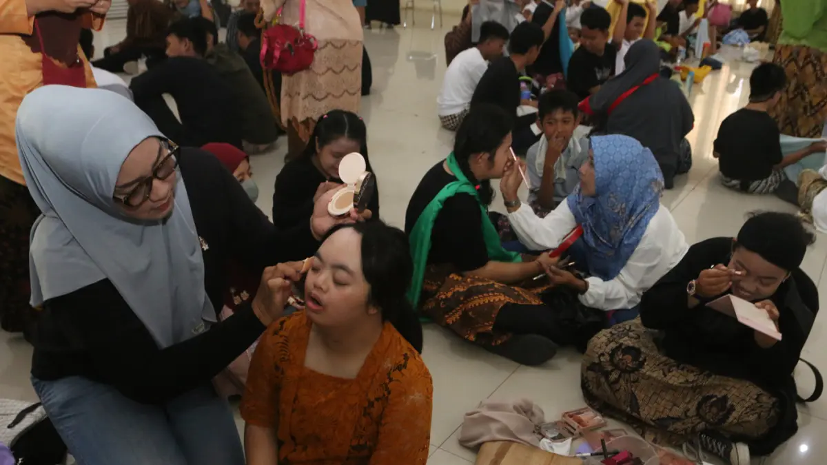 Peserta penyandang disabilitas mempraktikkan cara merias wajah dan Mempraktikkan cara seni melipat kain dalam giat loka karya di SLB Negeri Kota Semarang, Jawa Tengah, Selasa (21/4/2026). (Nur Chamim/Jawa Pos Radar Semarang)