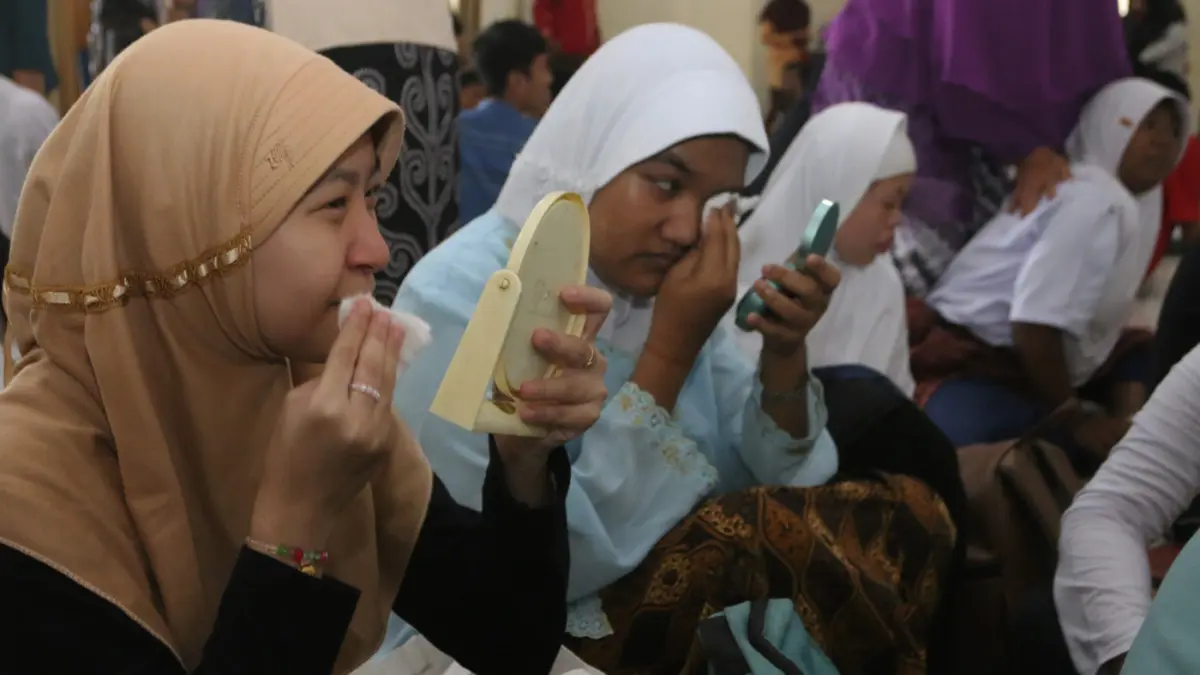 Peserta penyandang disabilitas mempraktikkan cara merias wajah dan Mempraktikkan cara seni melipat kain dalam giat loka karya di SLB Negeri Kota Semarang, Jawa Tengah, Selasa (21/4/2026). (Nur Chamim/Jawa Pos Radar Semarang)