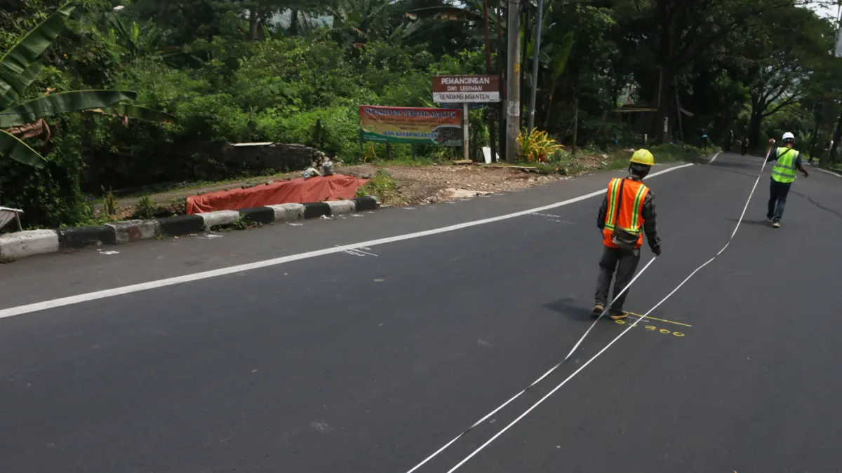 Petugas Kementerian PU memeriksa struktur jalan di Jalan Gombel Lama, Semarang, Jawa Tengah, Senin (20/4/2026). (Nur Chamim/Jawa Pos Radar Semarang)