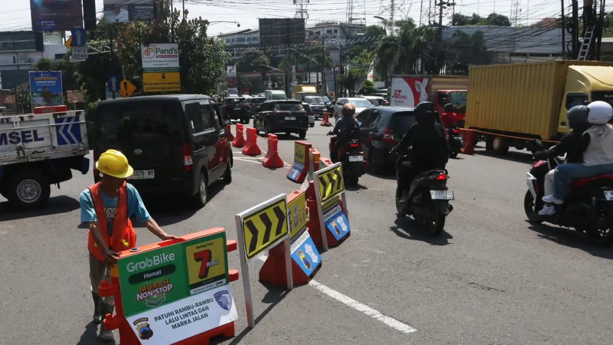 Petugas Kementerian PU memeriksa struktur jalan di Jalan Gombel Lama, Semarang, Jawa Tengah, Senin (20/4/2026). (Nur Chamim/Jawa Pos Radar Semarang)