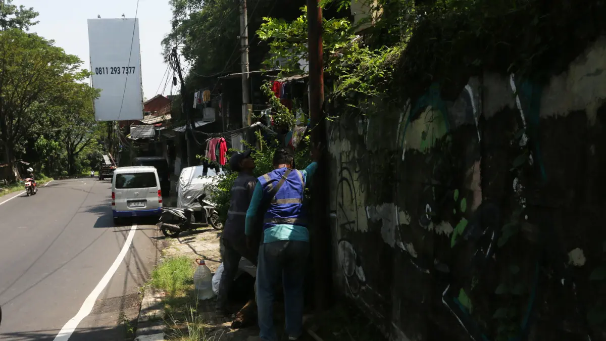 Petugas Kementerian PU memeriksa struktur jalan di Jalan Gombel Lama, Semarang, Jawa Tengah, Senin (20/4/2026). (Nur Chamim/Jawa Pos Radar Semarang)