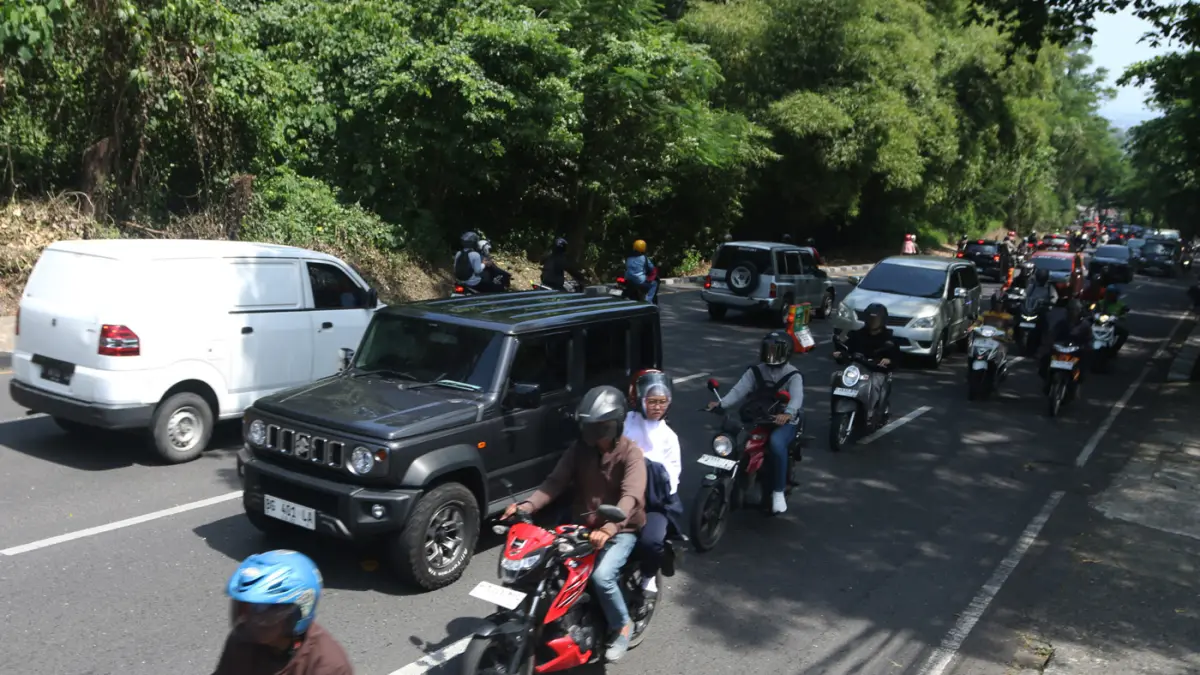 Petugas Kementerian PU memeriksa struktur jalan di Jalan Gombel Lama, Semarang, Jawa Tengah, Senin (20/4/2026). (Nur Chamim/Jawa Pos Radar Semarang)