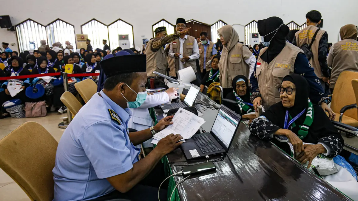 Petugas kesehatan memeriksa kondisi jamaah calon haji di Asrama Haji Pondok Gede, Jakarta, Selasa (21/4/2026). (Salman Toyibi/Jawa Pos)