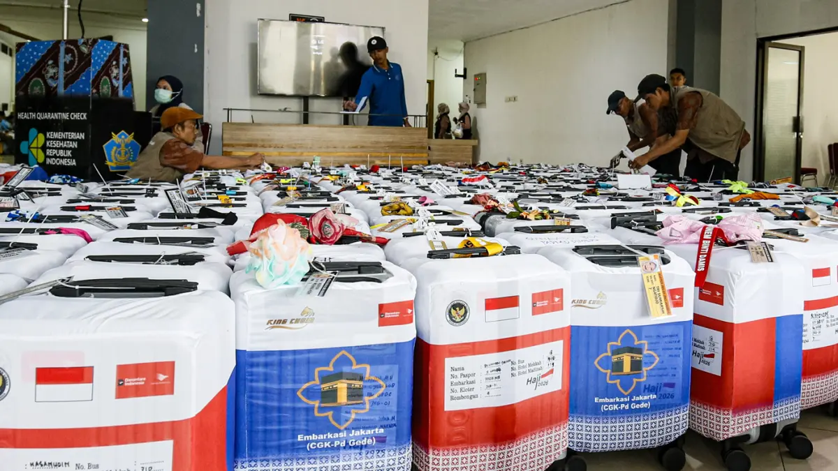 Petugas menata koper jamaah calon haji di Asrama Haji Pondok Gede, Jakarta, Selasa (21/4/2026). (Salman Toyibi/Jawa Pos)