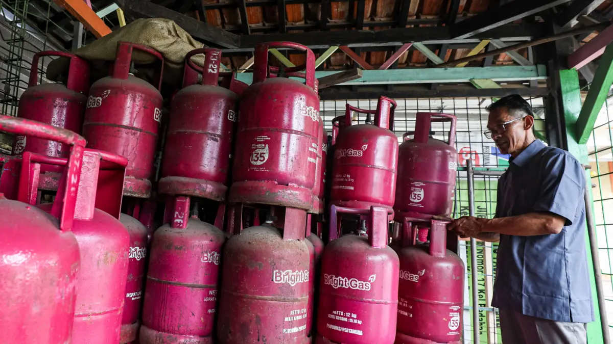 Petugas merapikan tabung LPG nonsubsidi ukuran 12 kg di salah satu agen, Depok, Jawa Barat, Senin (20/4/2026). (Salman Toyibi/Jawa Pos)