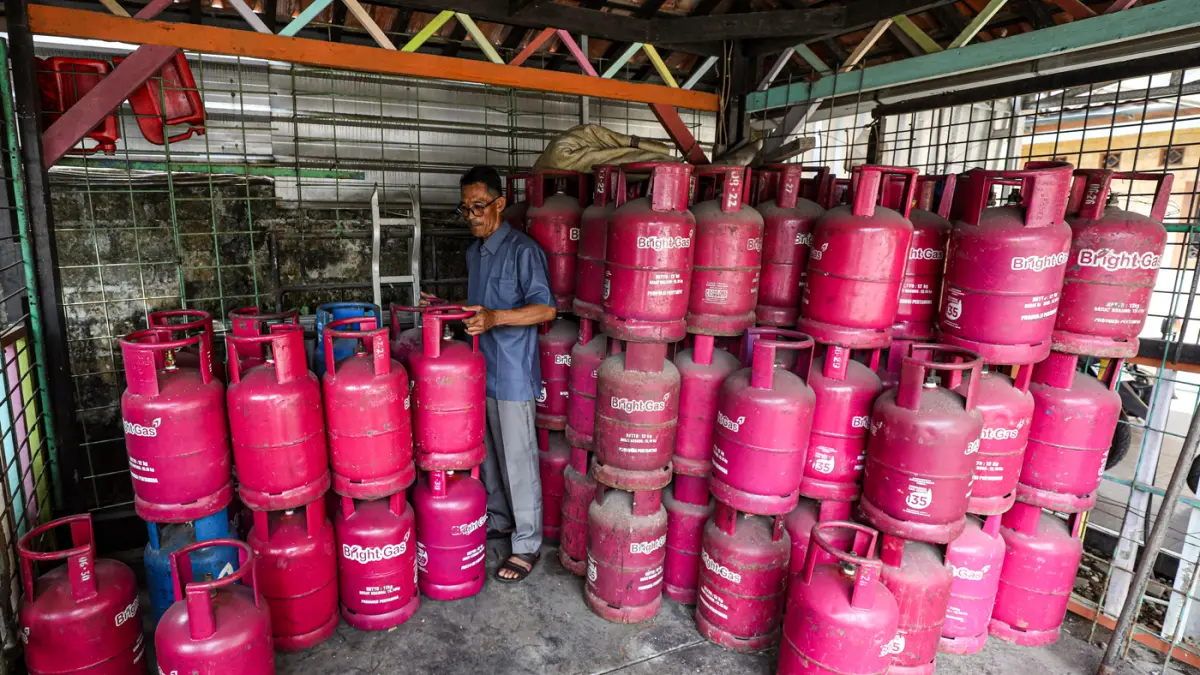 Petugas merapikan tabung LPG nonsubsidi ukuran 12 kg di salah satu agen, Depok, Jawa Barat, Senin (20/4/2026). (Salman Toyibi/Jawa Pos)