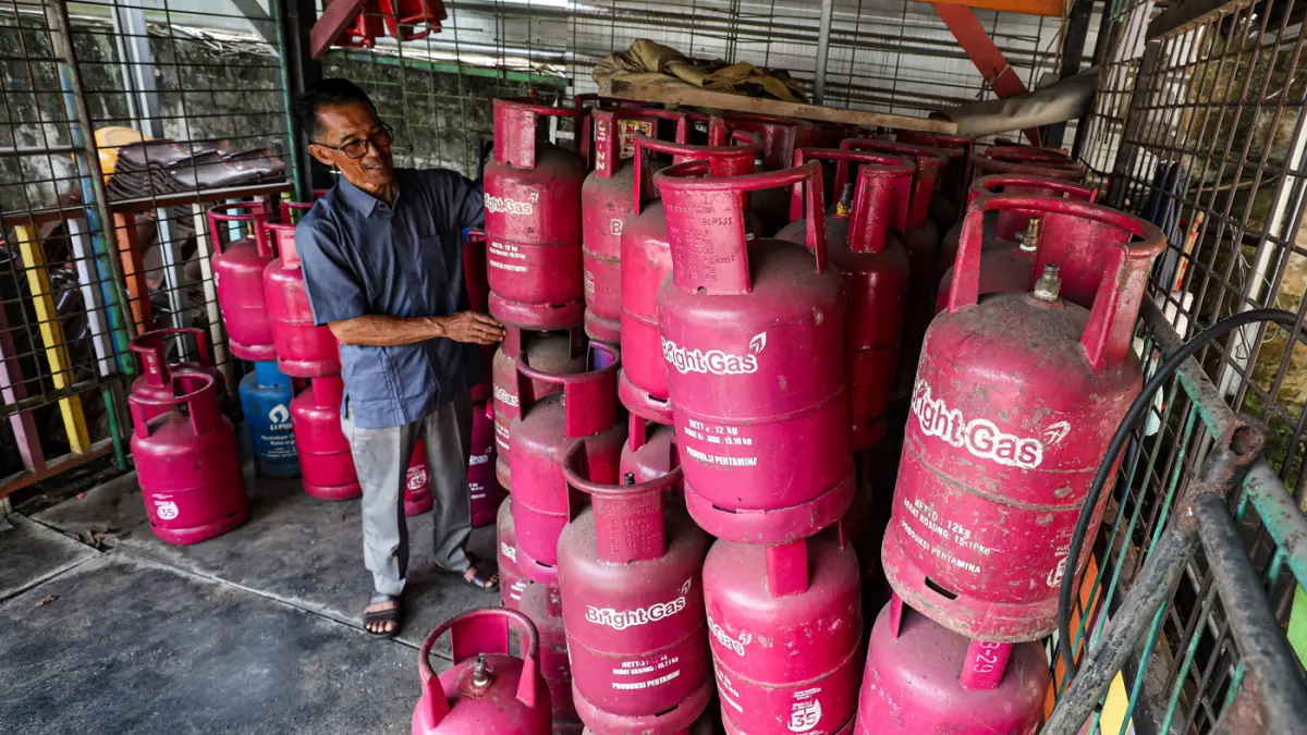 Petugas merapikan tabung LPG nonsubsidi ukuran 12 kg di salah satu agen, Depok, Jawa Barat, Senin (20/4/2026). (Salman Toyibi/Jawa Pos)
