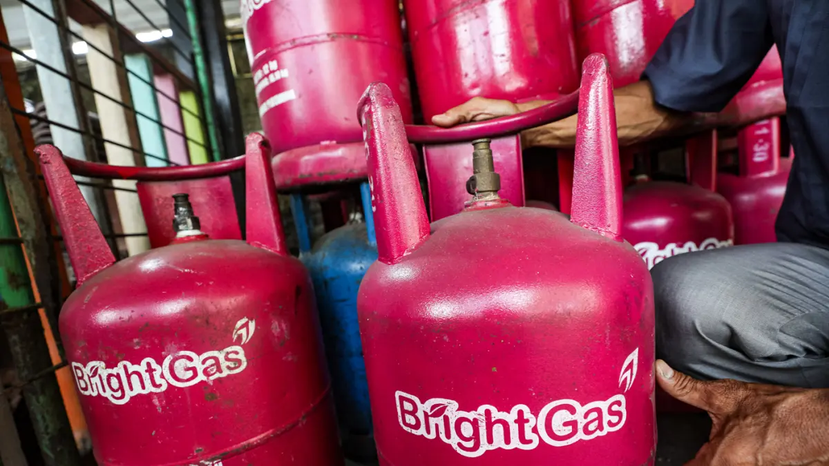 Petugas merapikan tabung LPG nonsubsidi ukuran 12 kg di salah satu agen, Depok, Jawa Barat, Senin (20/4/2026). (Salman Toyibi/Jawa Pos)