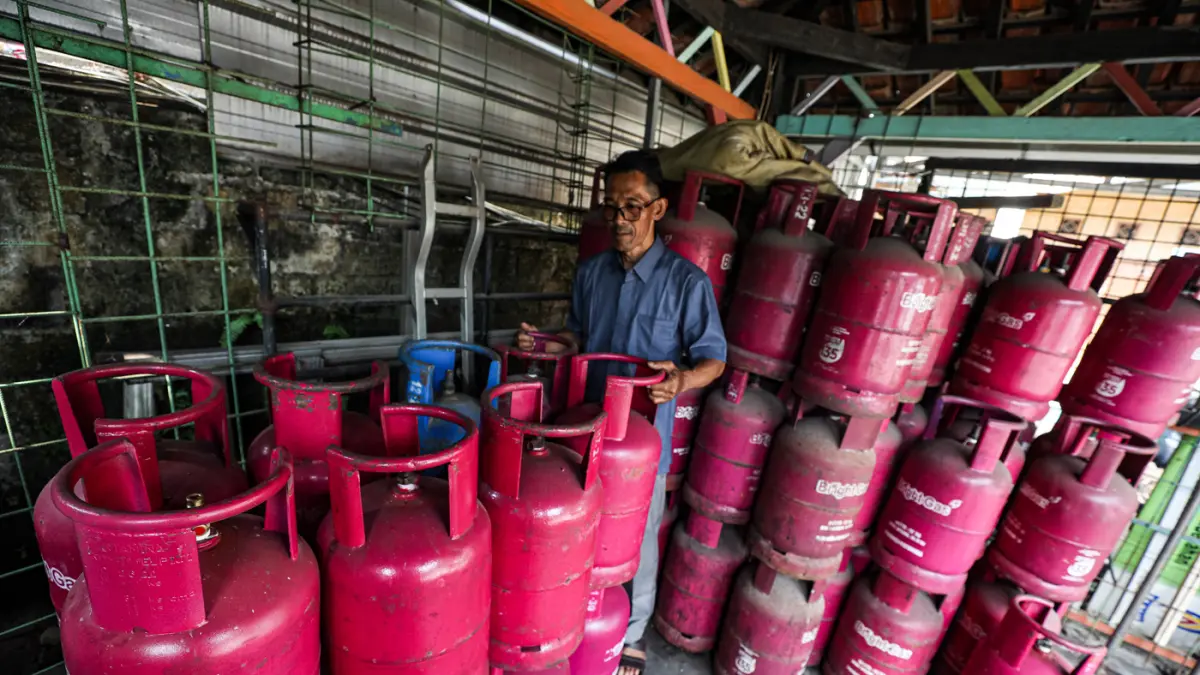 Petugas merapikan tabung LPG nonsubsidi ukuran 12 kg di salah satu agen, Depok, Jawa Barat, Senin (20/4/2026). (Salman Toyibi/Jawa Pos)