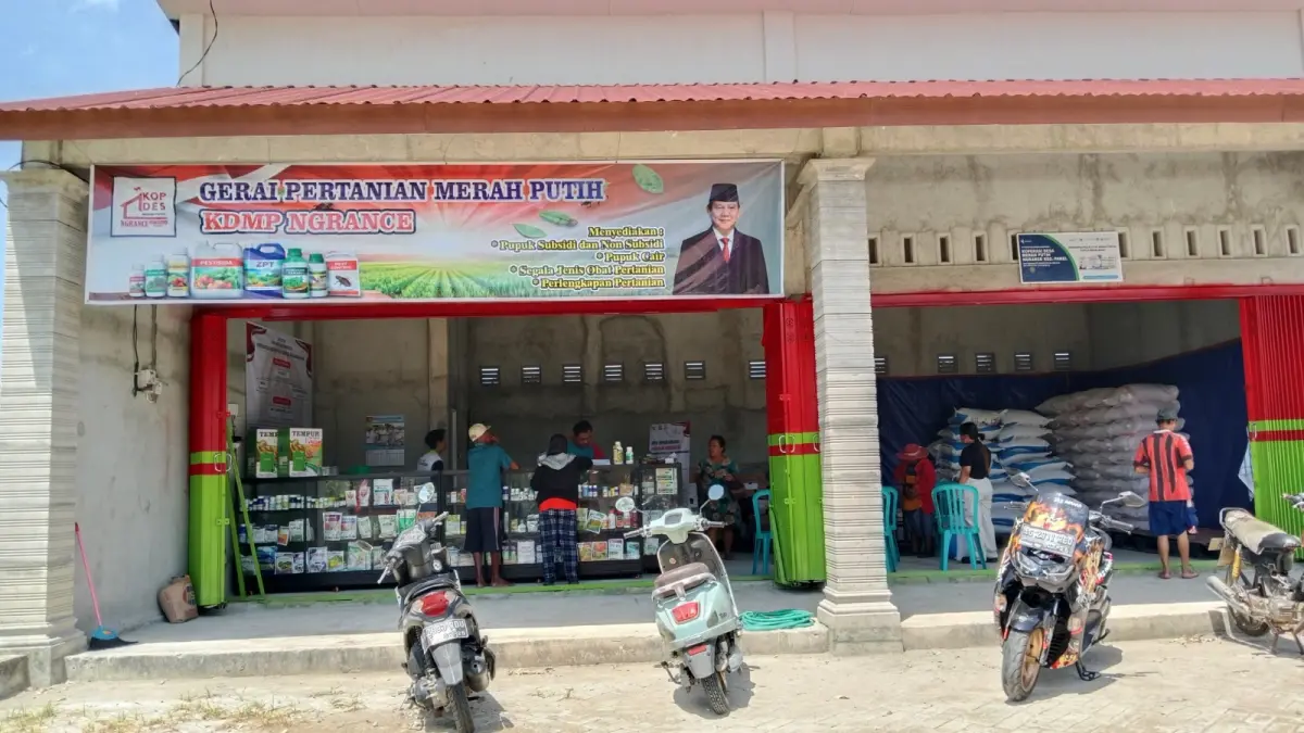 RAMAI: Gerai pertanian KDMP Desa Ngrance, Kecamatan Pakel, yang masih memanfaatkan lokasi lama untuk melayani kebutuhan para petani. (RAHIIQ AL BACHRI/RADAR TULUNGAGUNG)
