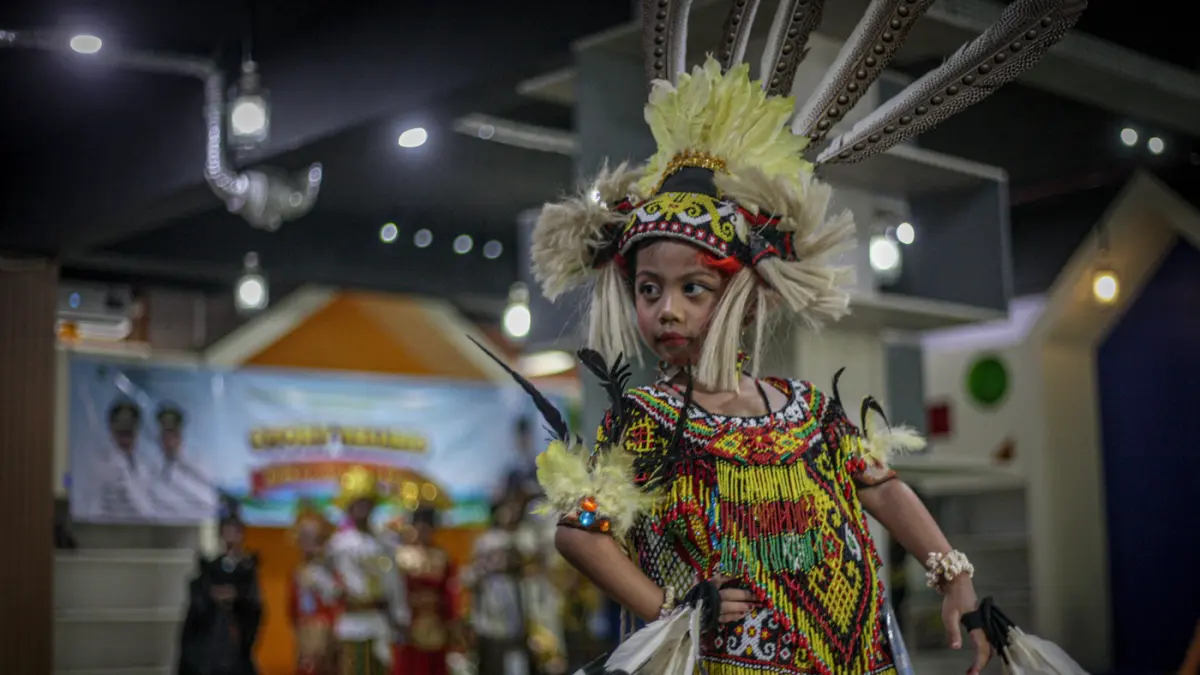 Sejumlah Anak-anak mengikuti fashion show dalam rangka memperingati hari Kartini di Perpustakaan Umum Daerah Kota Tangerang, Selasa (21/04/2026). (Hanung Hambara/Jawa Pos)