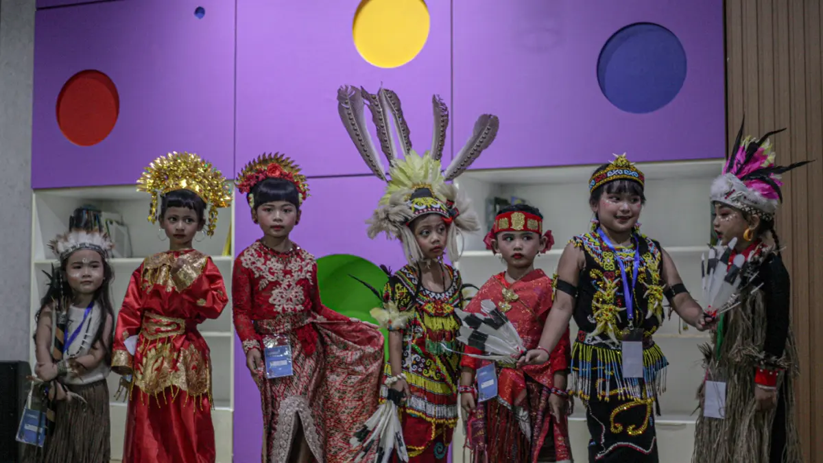 Sejumlah Anak-anak mengikuti fashion show dalam rangka memperingati hari Kartini di Perpustakaan Umum Daerah Kota Tangerang, Selasa (21/04/2026). (Hanung Hambara/Jawa Pos)