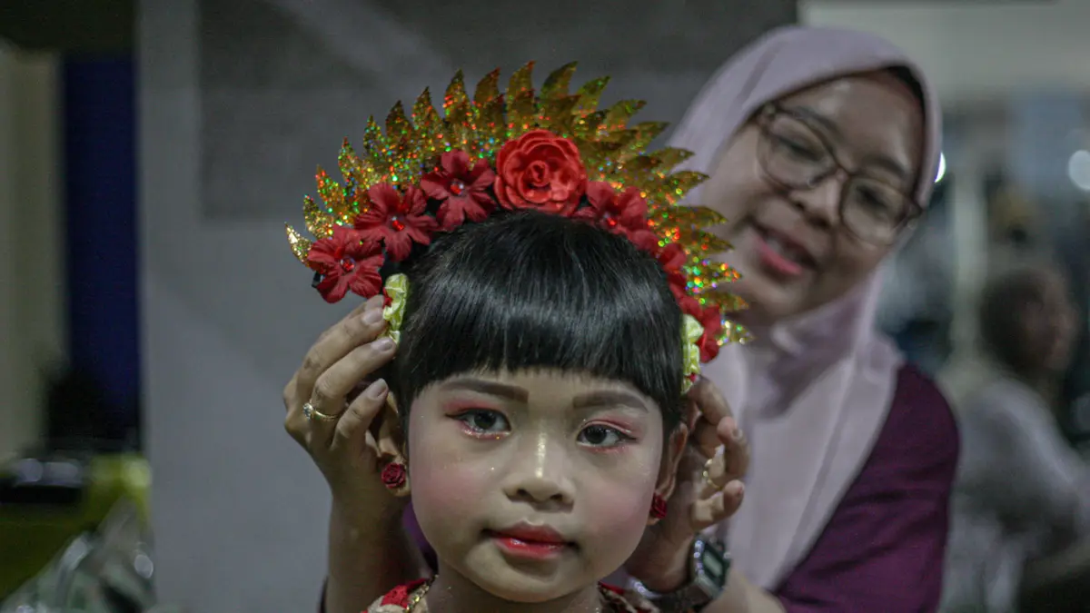 Sejumlah Anak-anak mengikuti fashion show dalam rangka memperingati hari Kartini di Perpustakaan Umum Daerah Kota Tangerang, Selasa (21/04/2026). (Hanung Hambara/Jawa Pos)