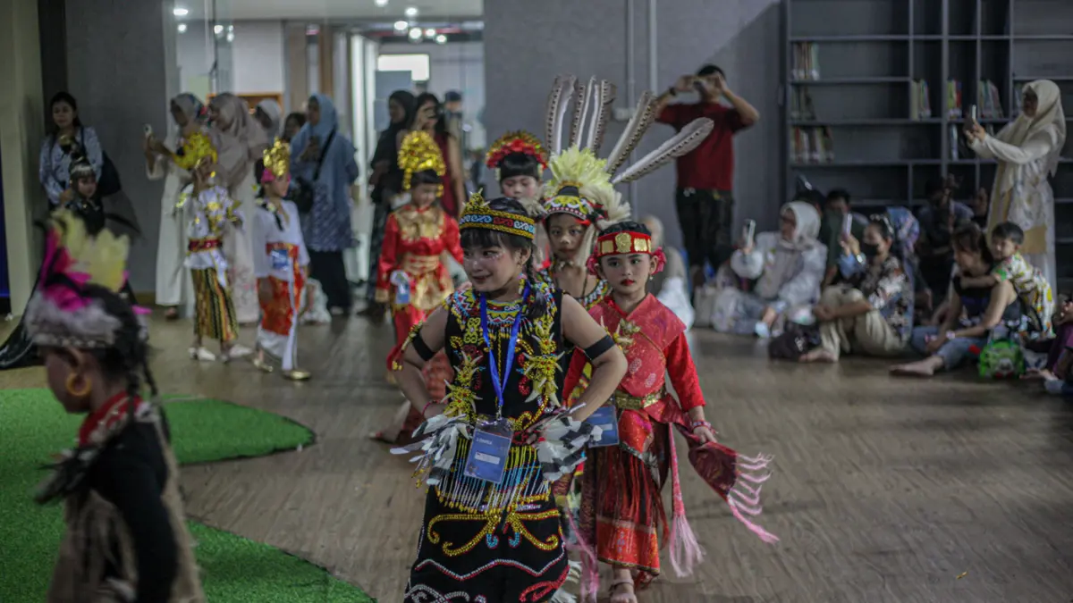 Sejumlah Anak-anak mengikuti fashion show dalam rangka memperingati hari Kartini di Perpustakaan Umum Daerah Kota Tangerang, Selasa (21/04/2026). (Hanung Hambara/Jawa Pos)