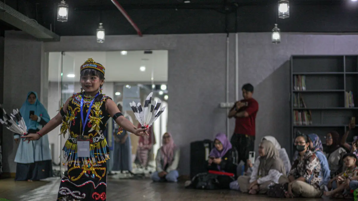 Sejumlah Anak-anak mengikuti fashion show dalam rangka memperingati hari Kartini di Perpustakaan Umum Daerah Kota Tangerang, Selasa (21/04/2026). (Hanung Hambara/Jawa Pos)