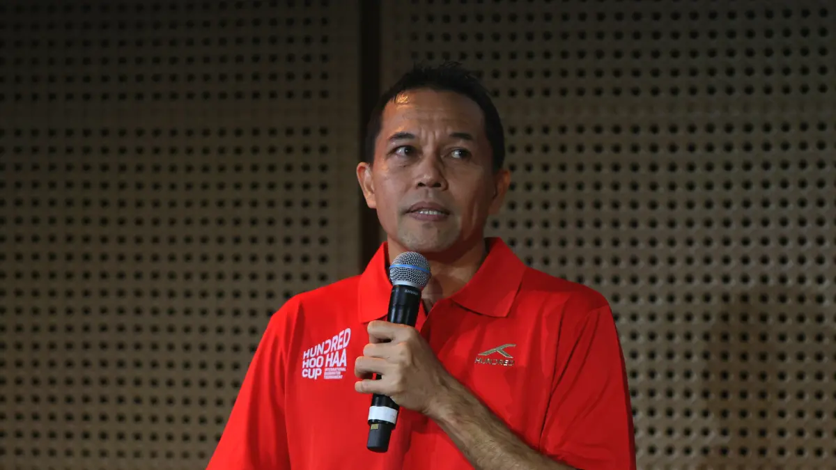 Tournament Director HUNDRED HOO HAA CUP 2026 Marlev Mainaky saat konferensi pers jelang turnamen bulutangkis terbuka internenasional HOO HAA CUP 2026 di Jakarta, Rabu (22/4/2026). Dery Ridwansah/ JawaPos.com)