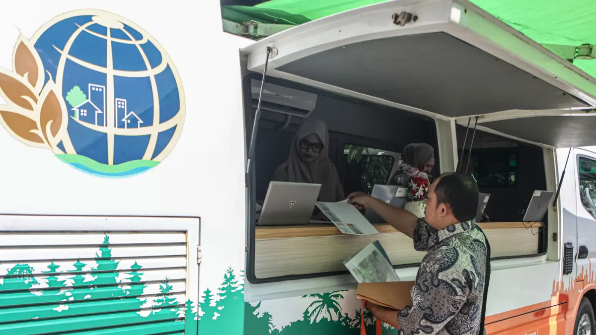 Warga mengurus surat dan sertifikat tanah di layanan Cantik yang diselenggarakan oleh Badan Pertanahan Nasional (BPN) Kota Jakarta Barat (Jakbar) di Kantor Kecamatan Kembagan, Jakarta, Senin (20/04/2026). (Hanung Hambara/Jawa Pos)