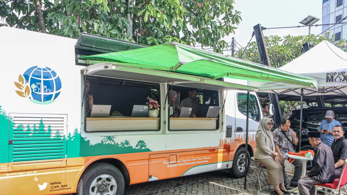 Warga mengurus surat dan sertifikat tanah di layanan Cantik yang diselenggarakan oleh Badan Pertanahan Nasional (BPN) Kota Jakarta Barat (Jakbar) di Kantor Kecamatan Kembagan, Jakarta, Senin (20/04/2026). (Hanung Hambara/Jawa Pos)