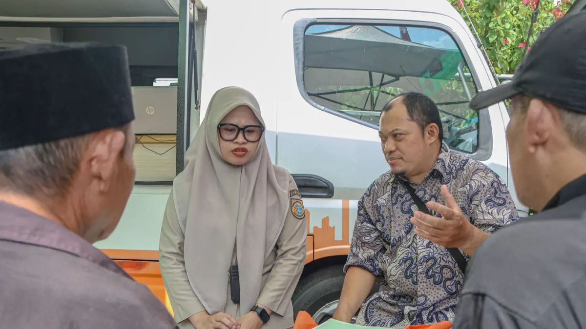 Warga mengurus surat dan sertifikat tanah di layanan Cantik yang diselenggarakan oleh Badan Pertanahan Nasional (BPN) Kota Jakarta Barat (Jakbar) di Kantor Kecamatan Kembagan, Jakarta, Senin (20/04/2026). (Hanung Hambara/Jawa Pos)