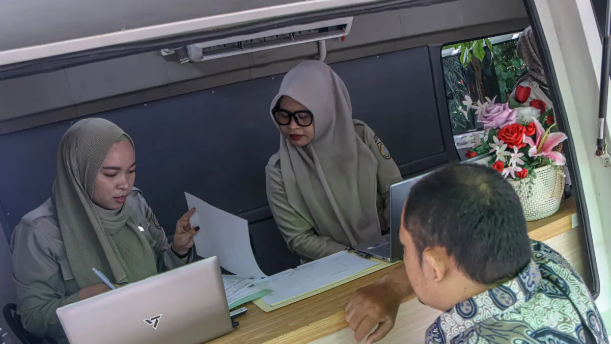 Warga mengurus surat dan sertifikat tanah di layanan Cantik yang diselenggarakan oleh Badan Pertanahan Nasional (BPN) Kota Jakarta Barat (Jakbar) di Kantor Kecamatan Kembagan, Jakarta, Senin (20/04/2026). (Hanung Hambara/Jawa Pos)