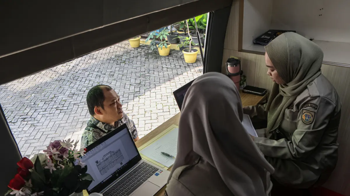 Warga mengurus surat dan sertifikat tanah di layanan Cantik yang diselenggarakan oleh Badan Pertanahan Nasional (BPN) Kota Jakarta Barat (Jakbar) di Kantor Kecamatan Kembagan, Jakarta, Senin (20/04/2026). (Hanung Hambara/Jawa Pos)