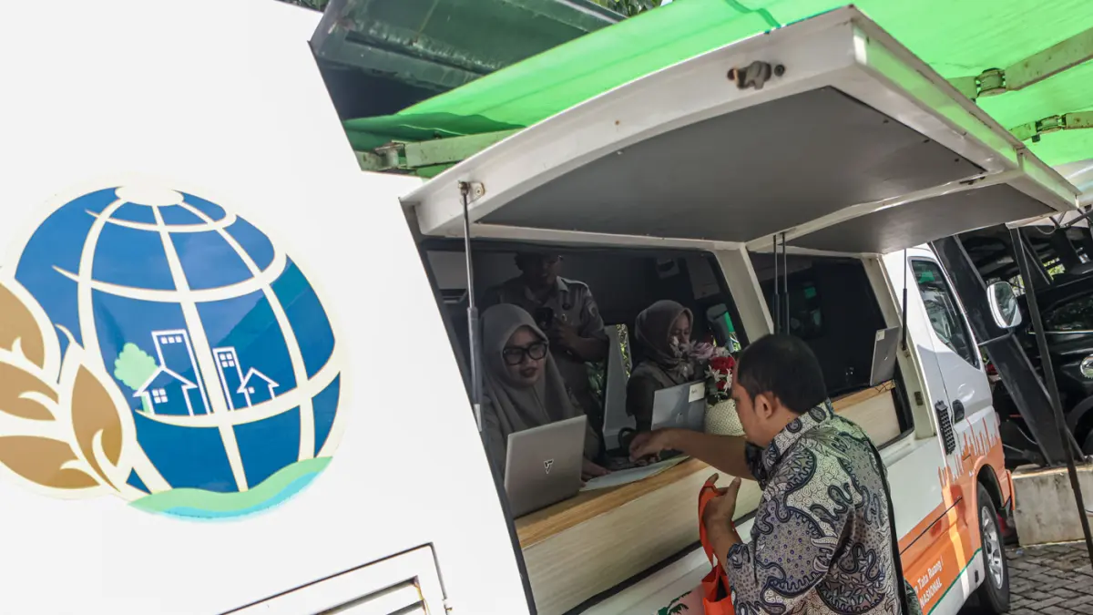 Warga mengurus surat dan sertifikat tanah di layanan Cantik yang diselenggarakan oleh Badan Pertanahan Nasional (BPN) Kota Jakarta Barat (Jakbar) di Kantor Kecamatan Kembagan, Jakarta, Senin (20/04/2026). (Hanung Hambara/Jawa Pos)